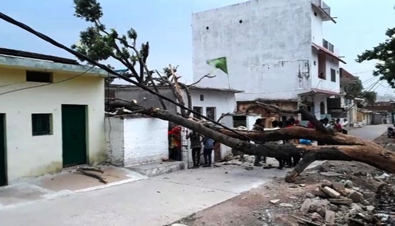 अचानक चली धूल भरी तेज आंधी