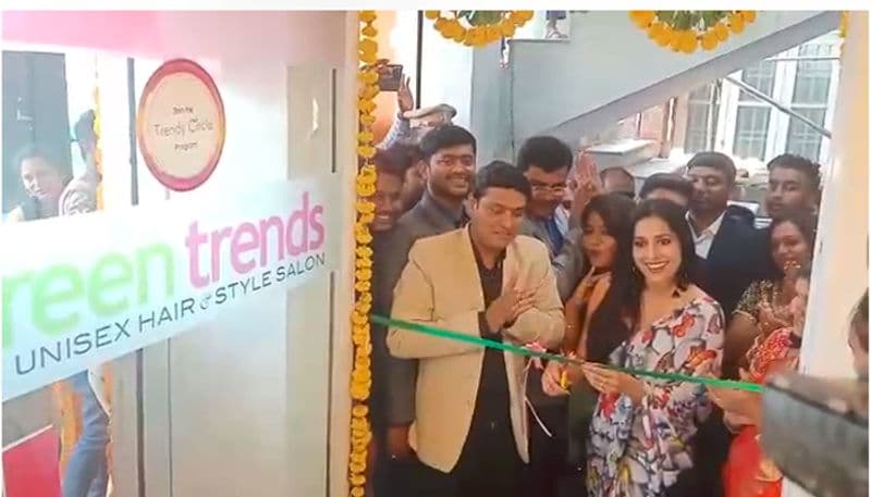 అన్నీ చెప్పేయమంటారా: మీడియాకు రేష్మి క్వొశ్చన్ (వీడియో)