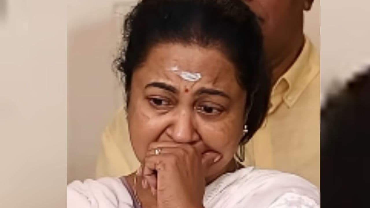 नहीं रहीं साउथ एक्ट्रेस राधिका सरथकुमार की मां गीता राधा, 86 साल में ली आखिरी सांस | Radhika Sarathkumar Mother Geetha Radha Passes Away At 86 Funeral Chennai | Asianet News Hindi