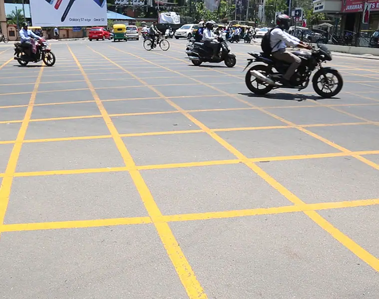 What do these 'zig-zag' lines at traffic junctions mean in Bengaluru?