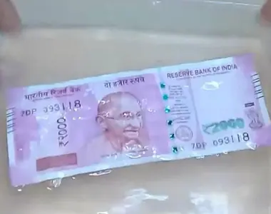 There is an important reason behind Rs.2000 notes losing colour