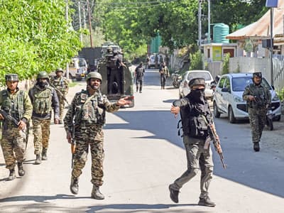 Security personnel carry out an encounter following inputs about the presence of terrorist at Nader, Tral area of Awantipora