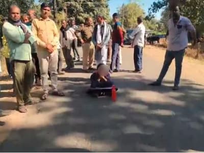 student protest sitting on road at betul madhya pradesh