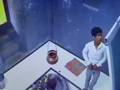 Man urinates in Pune temple