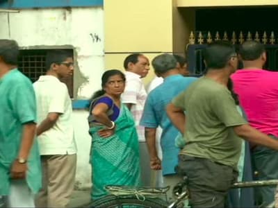 Live Phase7- ভাটপাড়া উপনির্বাচনে উত্তেজনা, মদন মিত্রর গাড়িতে বোমা নিক্ষেপ