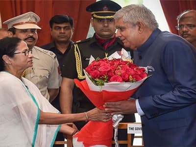 Election Live Update- আচমকা রাজভবনে গেলেন মমতা, সংঘাতের আবহেই রাজ্যপাল-মুখ্যমন্ত্রী বৈঠক