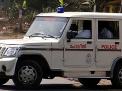 ലോക്ക് ഡൗണ് ഇളവില് മാറ്റം, തലസ്ഥാനത്തടക്കം നാളെ കടുത്ത നിയന്ത്രണം, കണ്ണൂരില് ട്രിപ്പിള് ലോക്ക്ഡൗണ്| LIVE