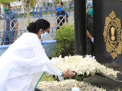 Live Independence Day- জাতীয় পতাকা উত্তোলন মুখ্যমন্ত্রীর, পুলিশ স্মৃতিসৌধে শ্রদ্ধা নিবেদন মমতার