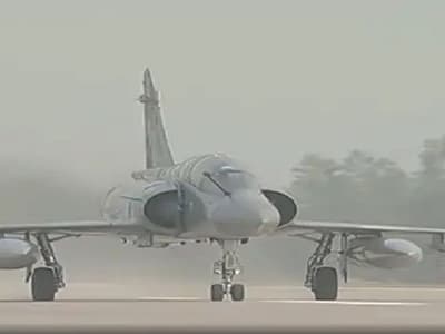 Purvanchal Expressway Inauguration: एयरशो में राफेल-सुखोई और मिराज का टचडाउन, जमीन छूते ही हवा में करतब दिखाए