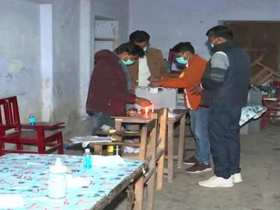 UP Chunav 2022 Live : दूसरे चरण की 55 सीटों पर मतदान खत्म, EVM को सील किया गया