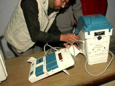 UP Chunav: तीसरे चरण में 59.83% वोटिंग, अखिलेश यादव, सतीश महाना समेत 627 प्रत्याशियों की किस्मत EVM में कैद