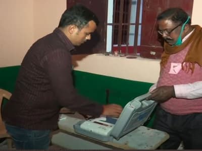 UP Chunav 2022 : छठे चरण का मतदान खत्म, सीएम योगी, स्वामी प्रसाद मौर्य समेत कई दिग्गजों की किस्मत EVM में कैद