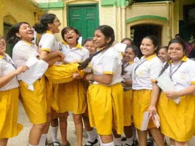 WBBSE Madhyamik Result 2022 Live: মাধ্যমিকে বাঁকুড়া-বর্ধমানে যুগ্ম প্রথম, পাশের হারে শীর্ষে পূর্ব মেদিনীপুর