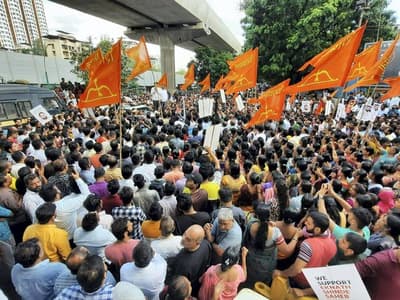 Maharashtra Political Crisis: बालासाहेब के नाम पर रार, एकनाथ शिंदे के घर समर्थकों की भीड़