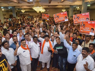 Maharashtra Political Crisis : शिवसैनिकों का विरोध, शिंदे गुट 2 दिन में करेगा दावा पेश