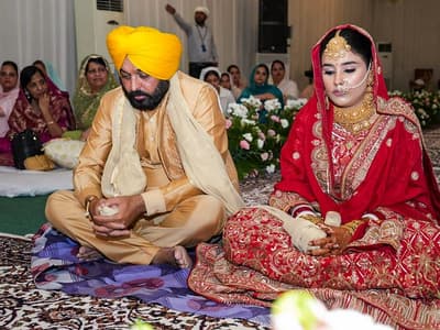 Bhagwant Mann Marriage: एक दूजे के हुए पंजाब CM और गुरप्रीत कौर, जानें किसने निभाई रस्में
