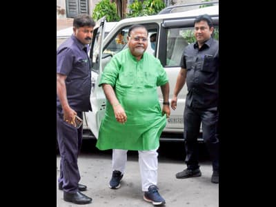 Partha Chatterjee Arrested: পার্থ থেকে মুখ ফেরালেন মমতা, মন্ত্রীর বয়ানে বাড়ছে জল্পনা