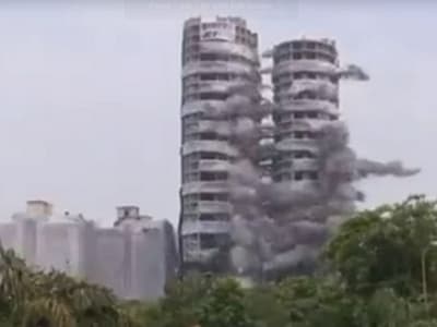 Twin Towers Demolition: ताश के पत्तों सा ढहा ट्विन टॉवर्स, धूल के गुबार से ढंका इलाका