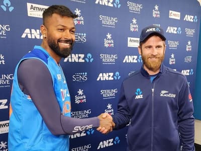 IND V/S NZ: बारिश ने धो डाला पहला टी20 मैच, दोनों टीम के प्लेयर्स ने फुटबॉल में आजमाए हाथ