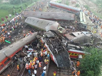 Coromandel train accident highlights : தண்டவாளங்களை சீரமைக்கும் பணி தீவிரம்