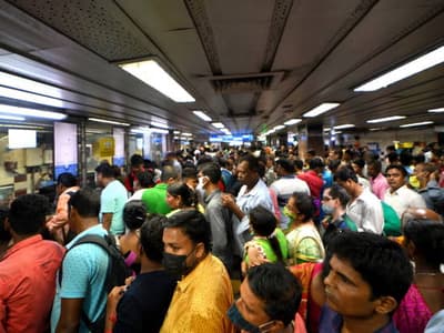 kolkata metro crowd