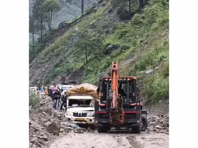 Shooting Stones fall on road in Himachal Pradesh (Photo/ANI)