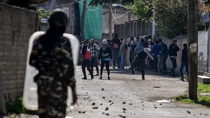 kashmir stone pelting