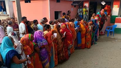 voters are forming long queues in patna