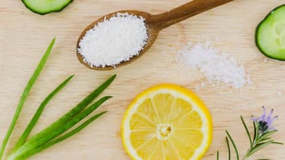 Soaking methi leaves in salt water