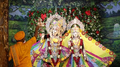 Priest Performs Morning Aarti at Shri Krishna Janmabhoomi on Janmashtami in Mathura