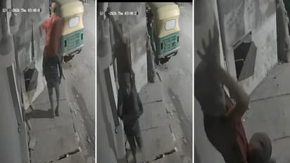 Bengaluru Viral Video Caught on CCTV Youths Use Piggyback Trick To Steal Bulbs Installed Outside Building