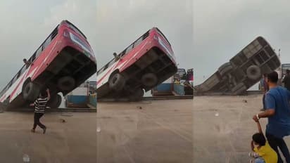 বাংলাদেশের দৌলতদিয়া ফেরিঘাটে পদ্মায় পড়ল বাস, অনেকের মৃত্যুর আশঙ্কা