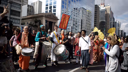 A viral clip from New York shows Knicks fans celebrating their 3-1 NBA Finals lead against Spurs, joining Hare Krishna devotees in street kirtan. The highlight was a robot grooving with chants, blending sport, faith, and festivity.