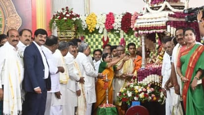 Banu Mushtaq offers flowers at Mysuru Dasara inauguration
