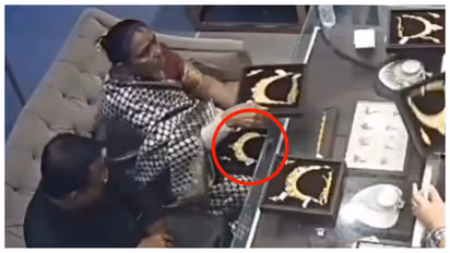 UP couple steals gold jewelry worth 6 lakh