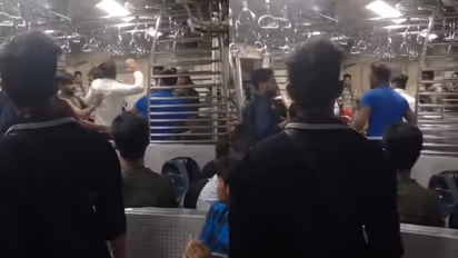 Mumbai Local Brawl Near Kalyan