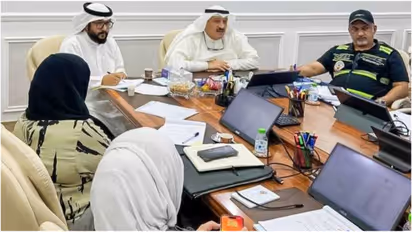 evaluation meeting at crisis centre
