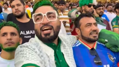 indian national anthem sings pakistani fan