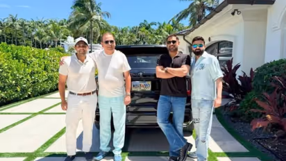 Dhoni Enjoys Time With Friends in America