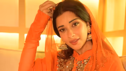 nyra banerjee dhunuchi dance