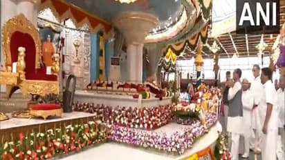 Union Minister Rajnath Singh offering prayers at the temple 