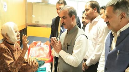 CM Sukkhu inquiring the well being of injured 