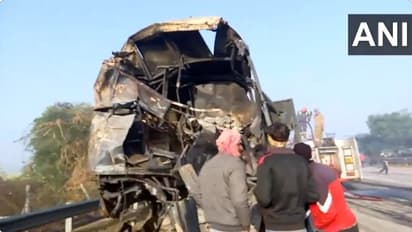 delhi agra expressway bus fire accident mathura fog many dead