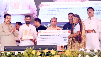 Yogi Adityanath in Maharajganj gave beneficiaries cheque toolkit