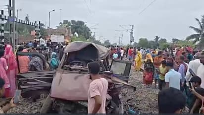 murshidabad train school van accident west bengal level crossing train collision students death