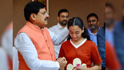 CM Mohan Yadav Meets Urmila Sainis Family Announces 5 Lakh Financial Aid for Childrens Education