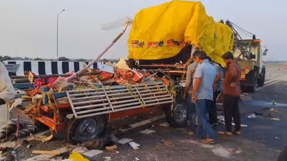 amravati samruddhi expressway accident truck pickup many dead injured durga idol