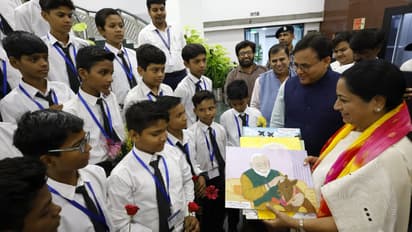 rekha gupta meet sarvodaya school children