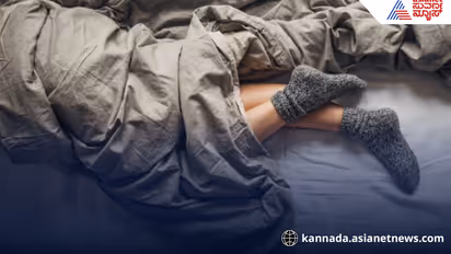 Is it healthy to sleep wearing socks at night