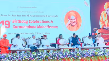 President murmu visit to Siddaganga Math Protocol confusion leads to Siddalinga Swamiji seated in the last